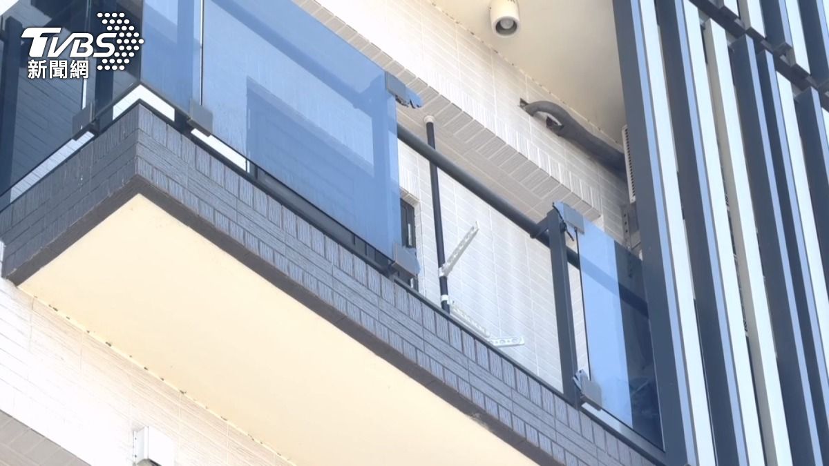 出租大樓驚傳槍響!屋內挖出「多顆鋼珠彈」 住戶嚇壞。(圖/TVBS)