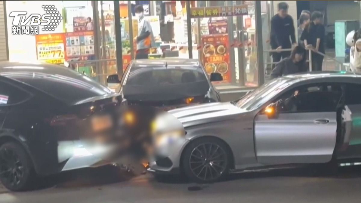 喜宴返家突右切釀禍!銀賓士撞爛特斯拉,車內2人「滿臉血」送醫。(圖/TVBS)