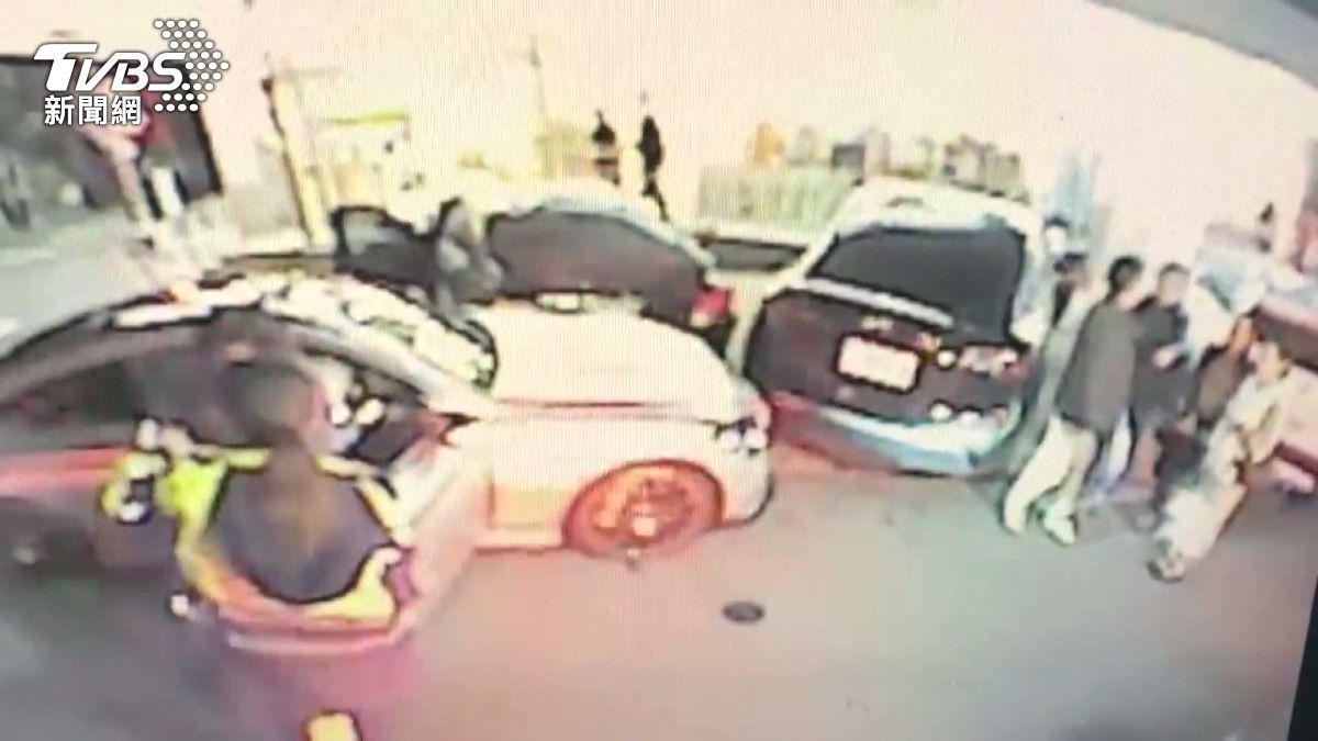 事故現場三輛車撞成一團,肇事的銀色轎車車頭LOGO掉落在地上。(圖/TVBS)