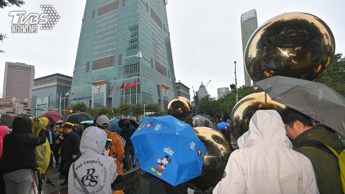 信義區一早湧入大批民眾。(圖/胡瑞麒攝)