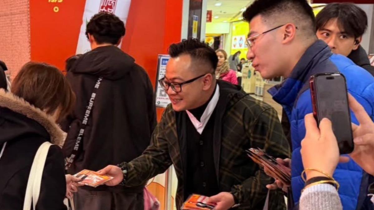 民進黨基隆市長參選人童子瑋，赴市府轉運站發暖暖包夾帶個人文宣，遭北市公運處嚴厲譴責。（圖／臉書童子瑋）