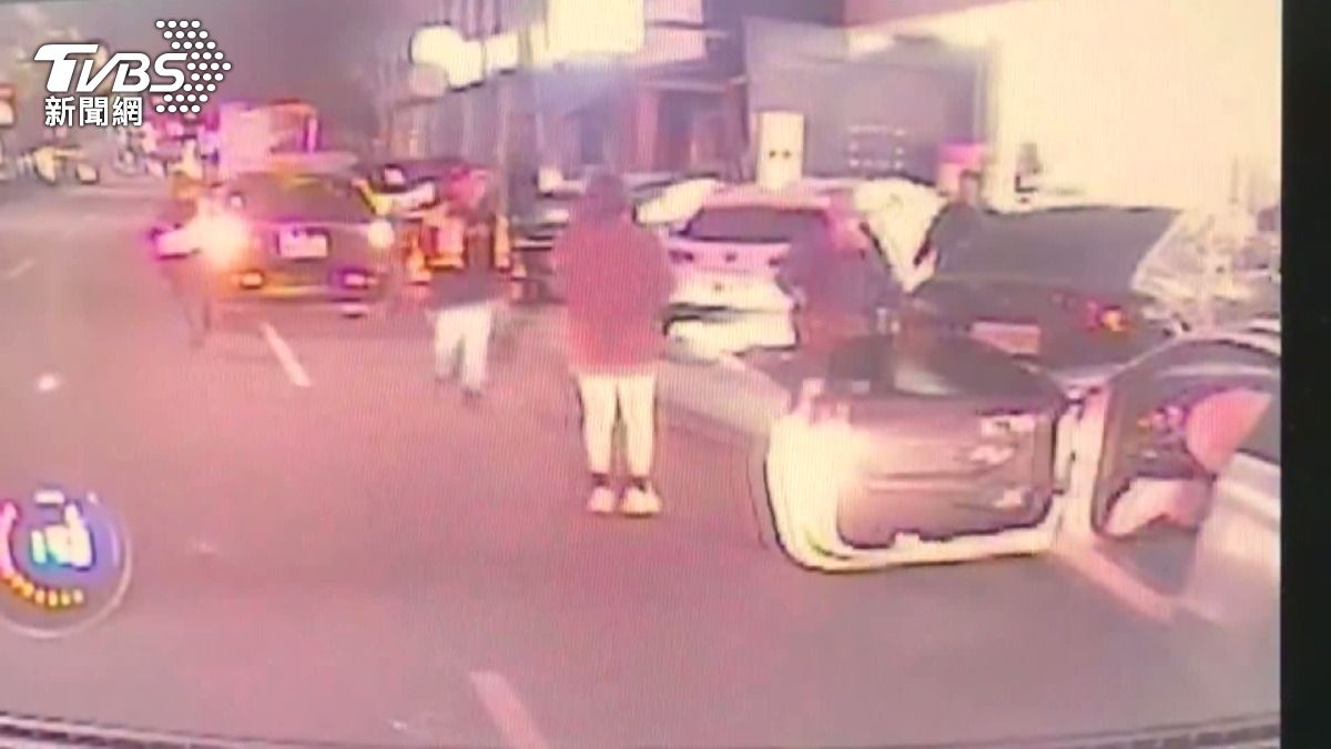 剛停好車就被撞!黑賓士2人「眼鏡碎插臉」,肇事女無照累犯曝光。(圖/TVBS)