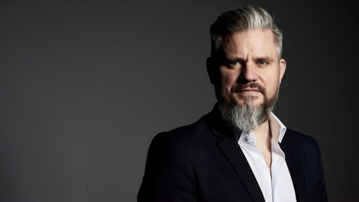 Kia車室設計副總裁Jochen Paesen指出，科技進步不應以犧牲安全性為代價。（圖／Kia提供）