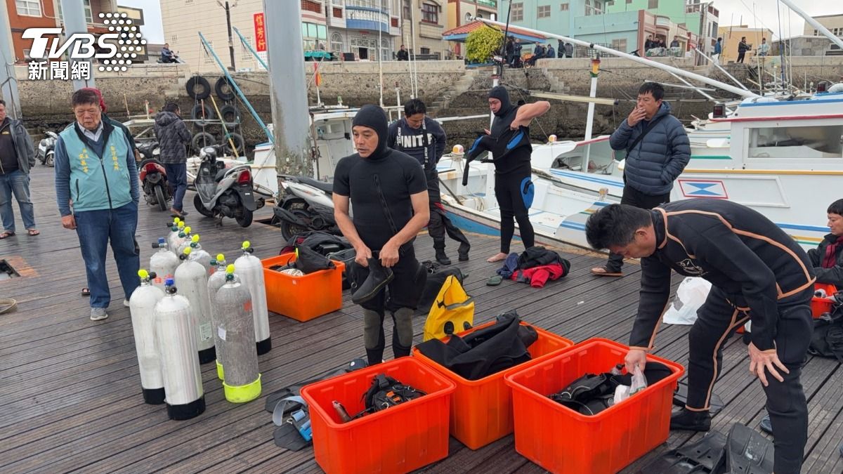 搜救人員持續尋找落海男子,最終於3海浬外尋獲。(圖/TVBS)