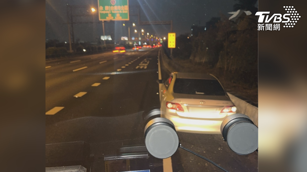 國道一號南下永康路段,一輛小客車停在路肩,駕駛卻不見人影,警消搜救沒有發現,卻在附近草叢,找到兩疊鈔票共20萬元(圖/TVBS)