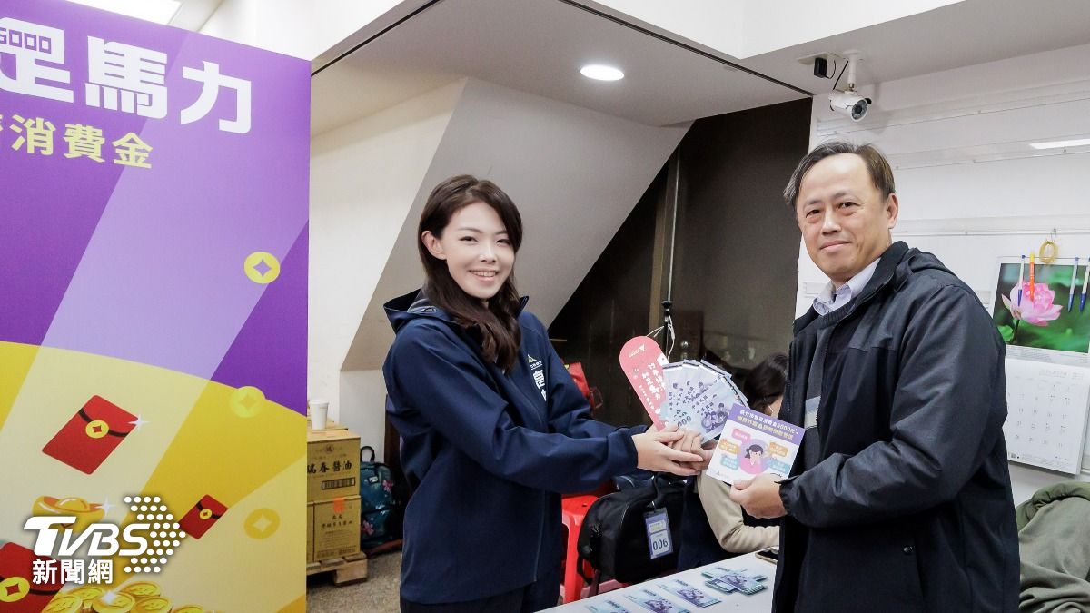 新竹市政府今日啟動「115年新竹市振興經濟消費金」實體發放作業。（圖／TVBS）