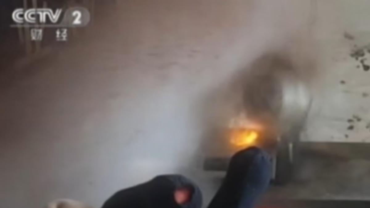 大陸消防實際模擬壓力鍋爆炸威力。(圖/大陸央視)