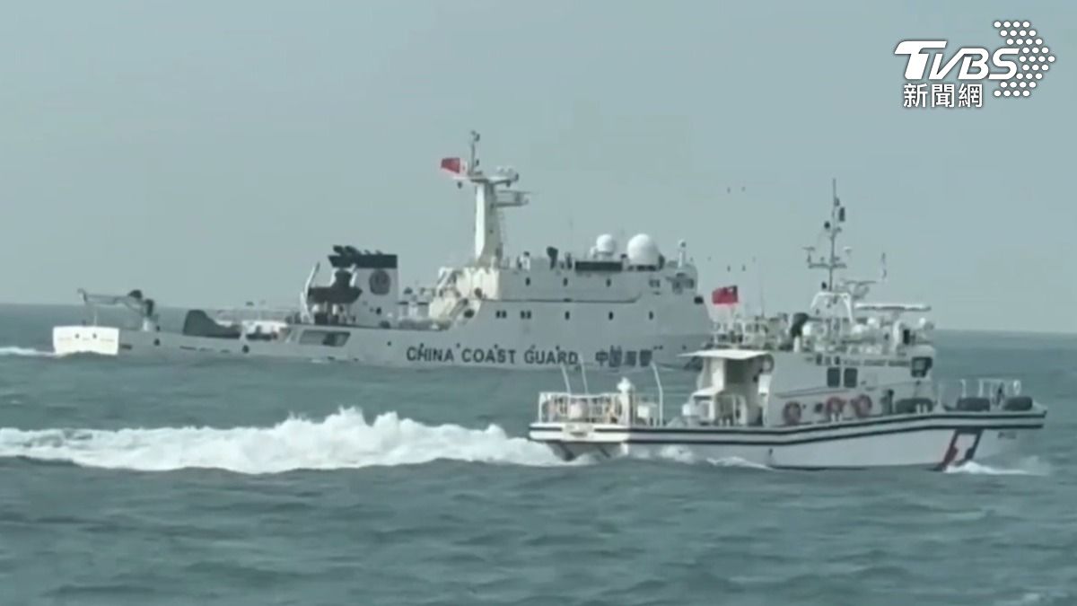 我海巡採取「一對一」併航監控方式，並以中、英文無線電廣播，強勢要求對方立即轉向離開。（圖／海巡署提供）