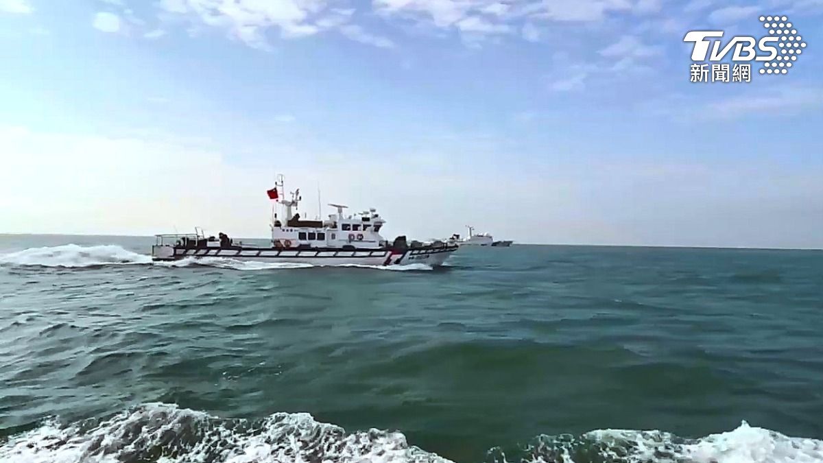 我海巡採取「一對一」併航監控方式，並以中、英文無線電廣播，強勢要求對方立即轉向離開。（圖／海巡署提供）