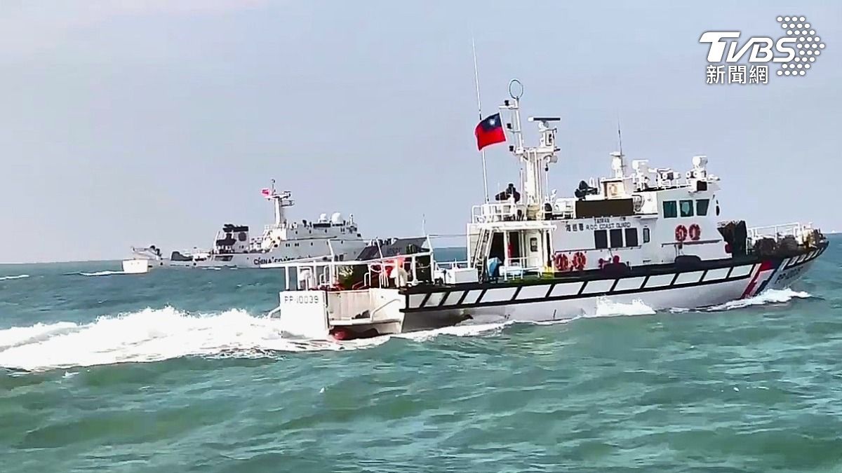 我海巡採取「一對一」併航監控方式，並以中、英文無線電廣播，強勢要求對方立即轉向離開。（圖／海巡署提供）