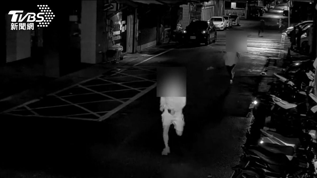 雙方從店內追趕一路延伸到店外。（圖／TVBS）