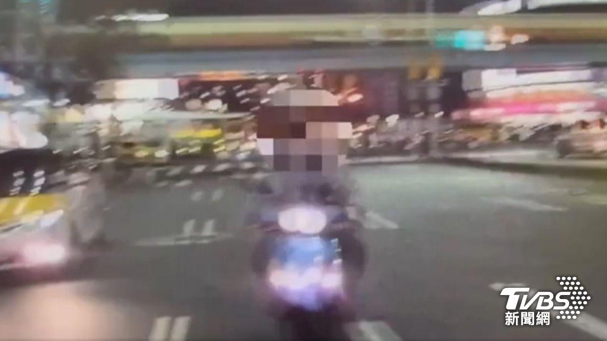 熄火牽車再騎乘,騎士闖燈遭罰竟撕毀罰單。(圖/TVBS)