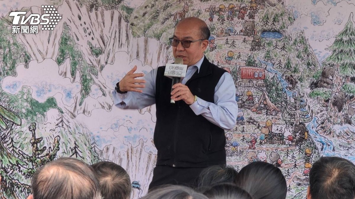 林業署台東分署長吳昌祐說明手作步道在降低棲地干擾、維持生態系統連續性前提下,成為支持生物多樣性重要實踐案例。(圖/TVBS)