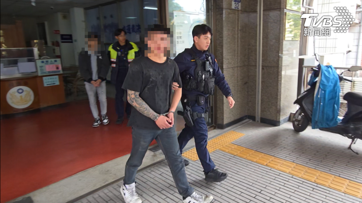 上兵與友人持安全帽猛砸,被圍毆男竟是「通緝犯」。(圖/TVBS)