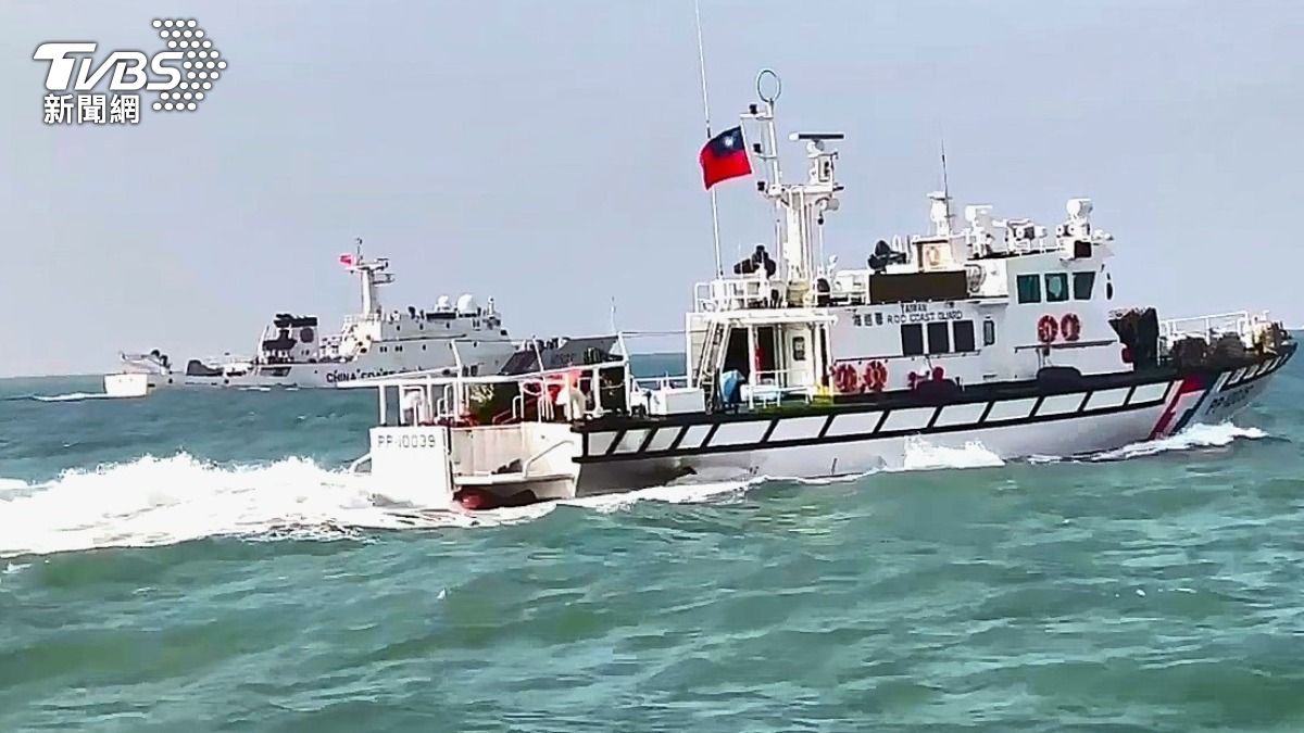 海巡艦艇強勢併航監控,在金門海域驅離4艘大陸海警船。(圖/TVBS)