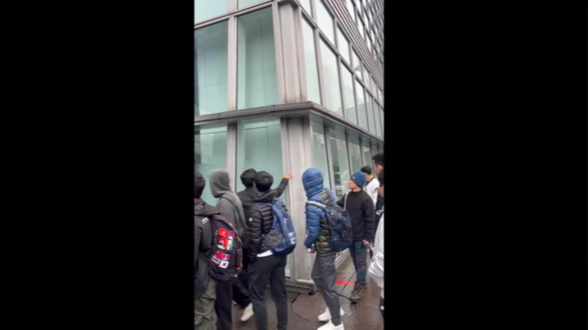 台北101牆因下雨濕滑,民眾是抓牆面抓不住。(圖片來源/johnny.gtcr)