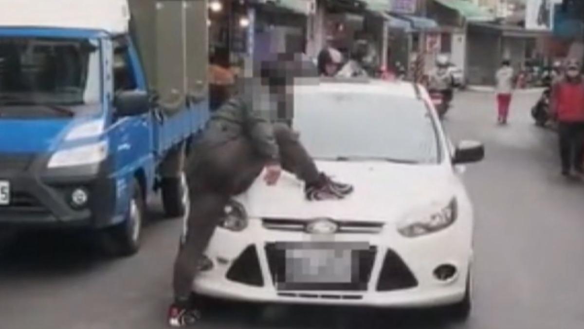 車上情侶指控，遭到陌生男子惡意踩踏引擎蓋，而他疑似情緒不穩，隨意洩憤。（圖／畫面取自：黑色豪門）