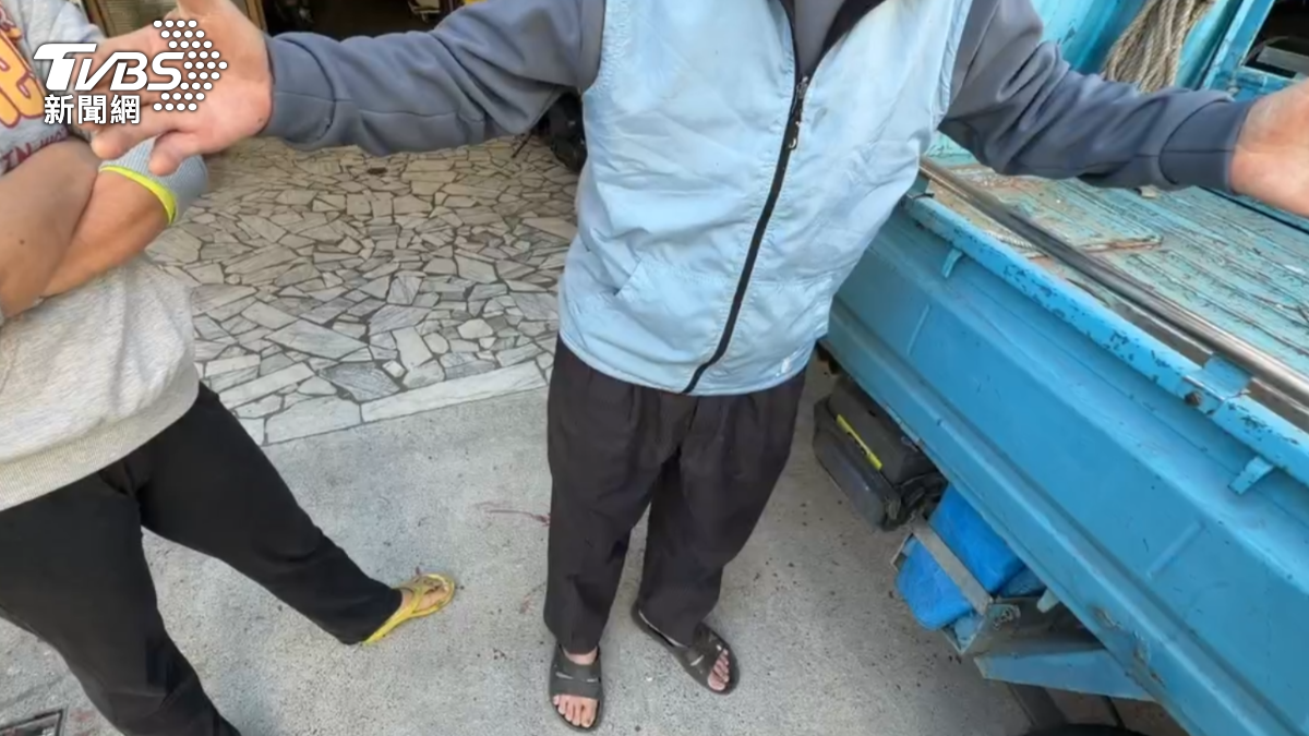 當天持鐮刀的7旬梁姓老翁,形容對方拿「鐵條」故意鎖喉,無法喘氣,又被打傷臀部。(圖/TVBS)