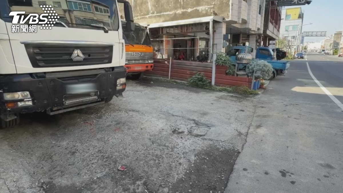 因為佔位移車問題與土地糾紛,新仇加上舊恨,鄰居鬧不合。(圖/TVBS)