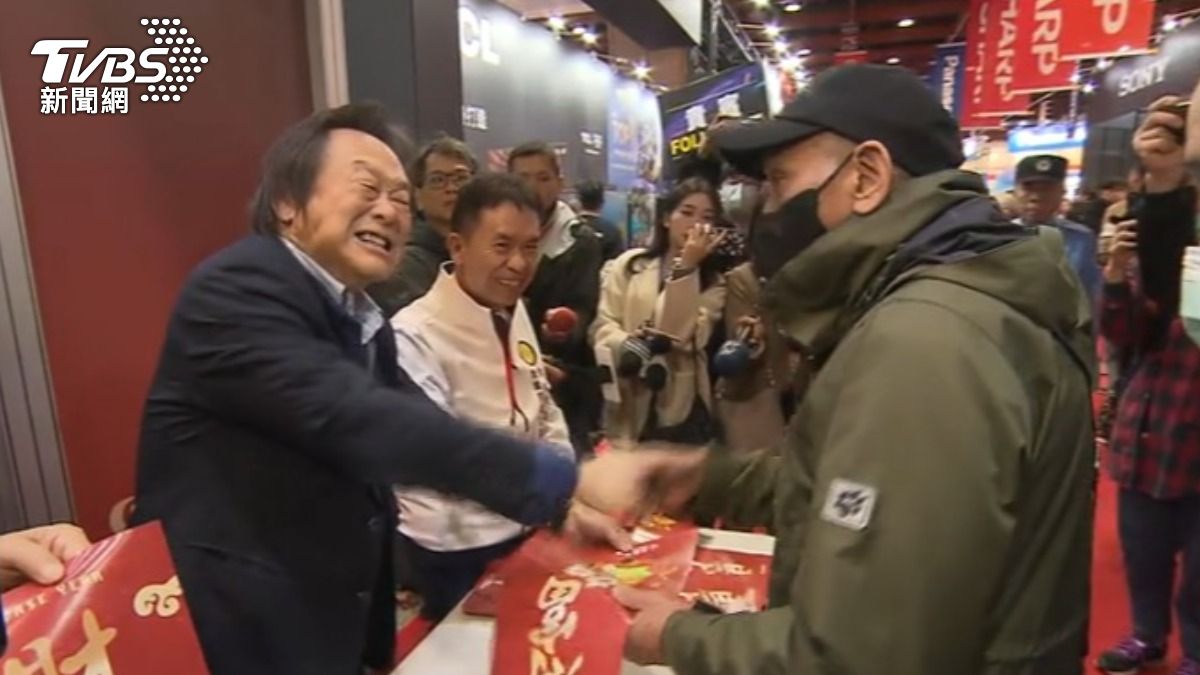 王世堅發春聯人氣旺，民眾熱情勸進「選市長」。（圖／TVBS）