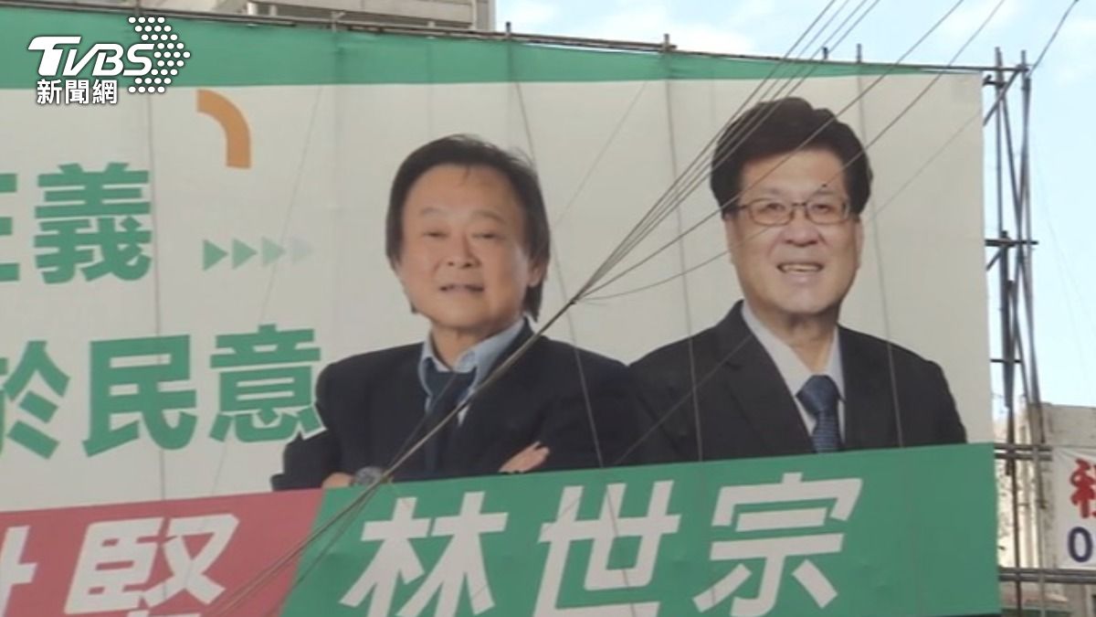 遲遲等不到母雞，綠營議員搶先掛出與王世堅合體看板。（圖／TVBS）