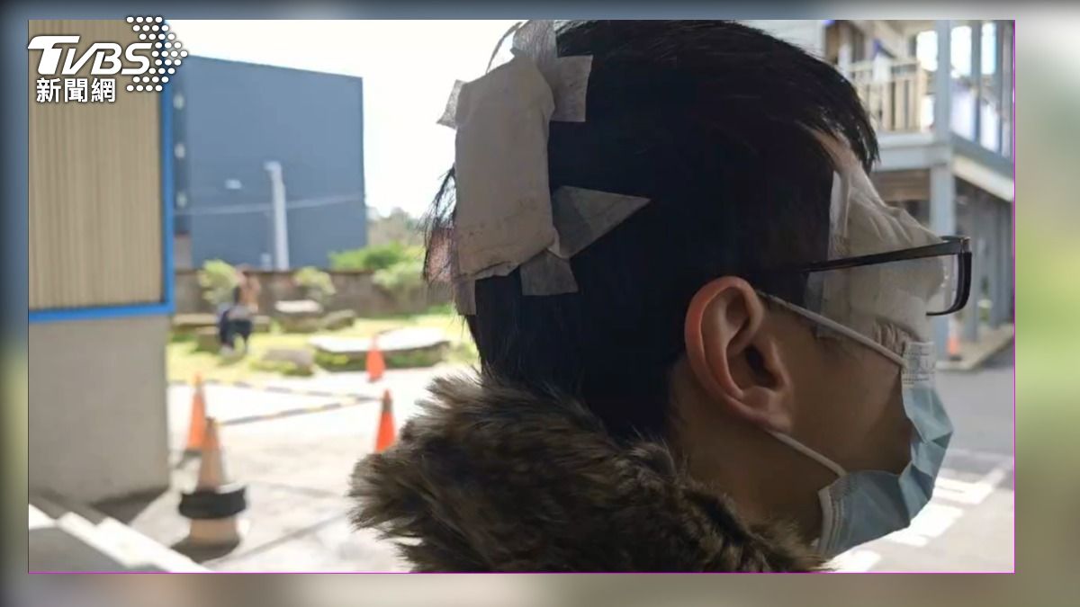 男子稱幫忙倒垃圾遭回收車撞傷,直呼還好不是媽媽出意外。(圖/TVBS)