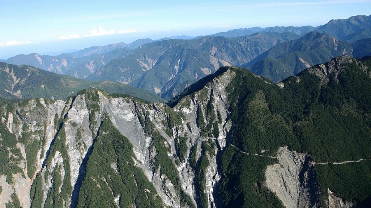 關山嶺山傳登山意外!30歲男不慎跌倒骨折 消防隊緊急擔架救援