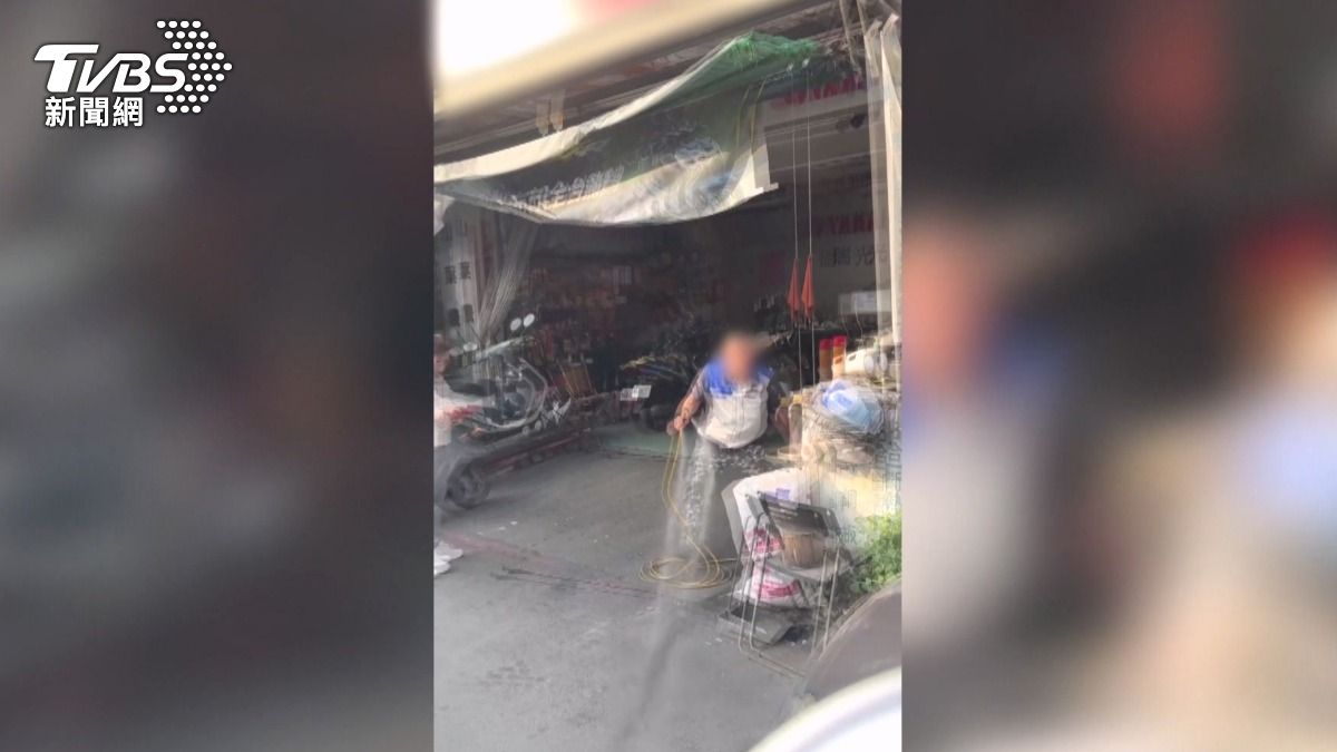 大聲公討債遇噴水槍反擊!高雄機車行爆衝突 老闆喊冤:欠債人不住這。(圖/TVBS)