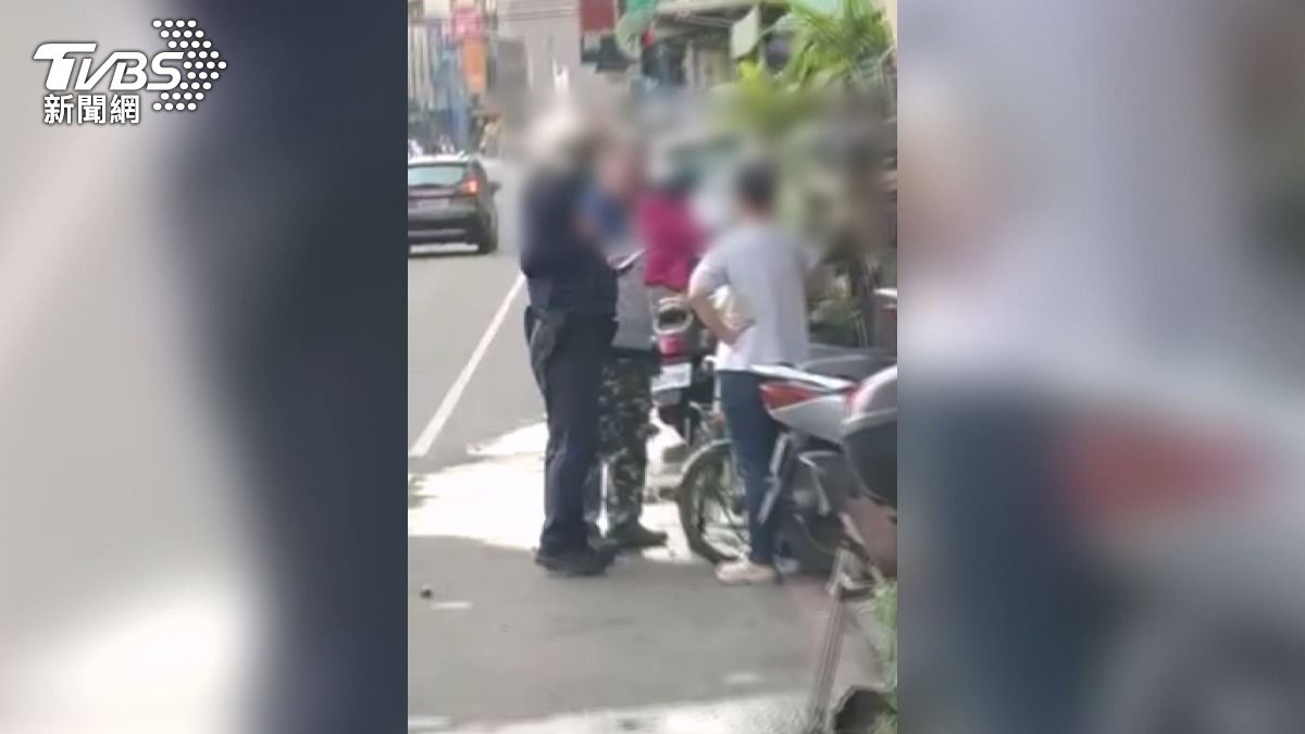 大聲公討債遇噴水槍反擊!高雄機車行爆衝突 老闆喊冤:根本不認識。(圖/TVBS)