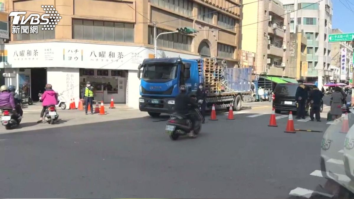 拉菜籃過馬路遇死劫！8旬婦遭大貨車撞上「捲車底」家屬趕現場。(圖／TVBS)
