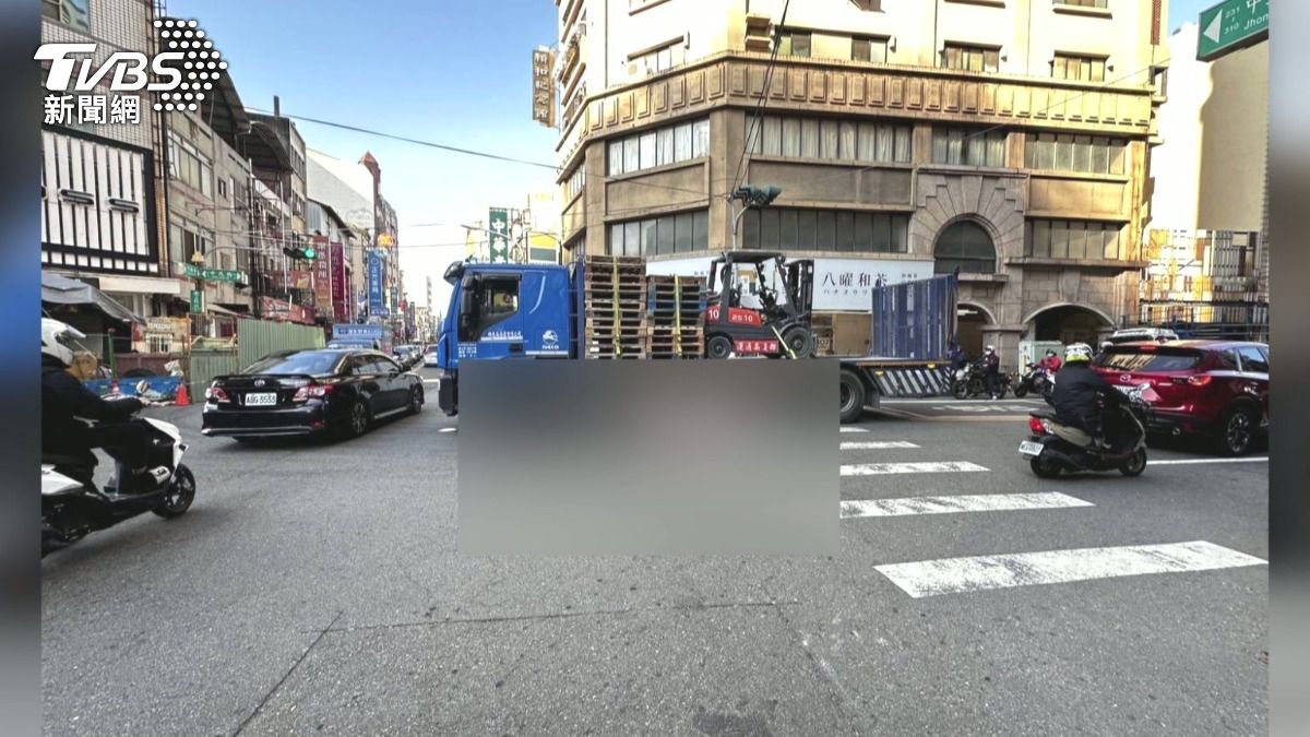 綠燈起步撞人！82歲婦捲車底慘死。(圖／TVBS)