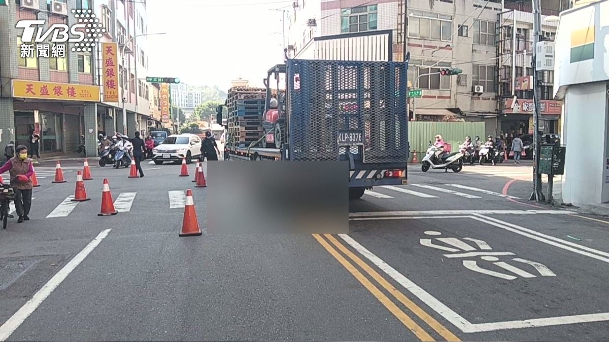 貨車「視線死角」奪命！82歲婦當場亡。(圖／TVBS)