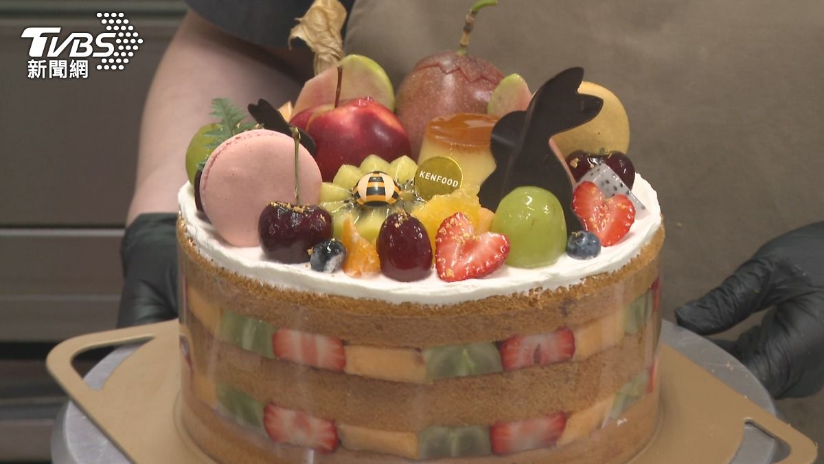 奶油退位水果當主角!創意裸蛋糕超吸睛 養生族搶著買。(圖/TVBS)