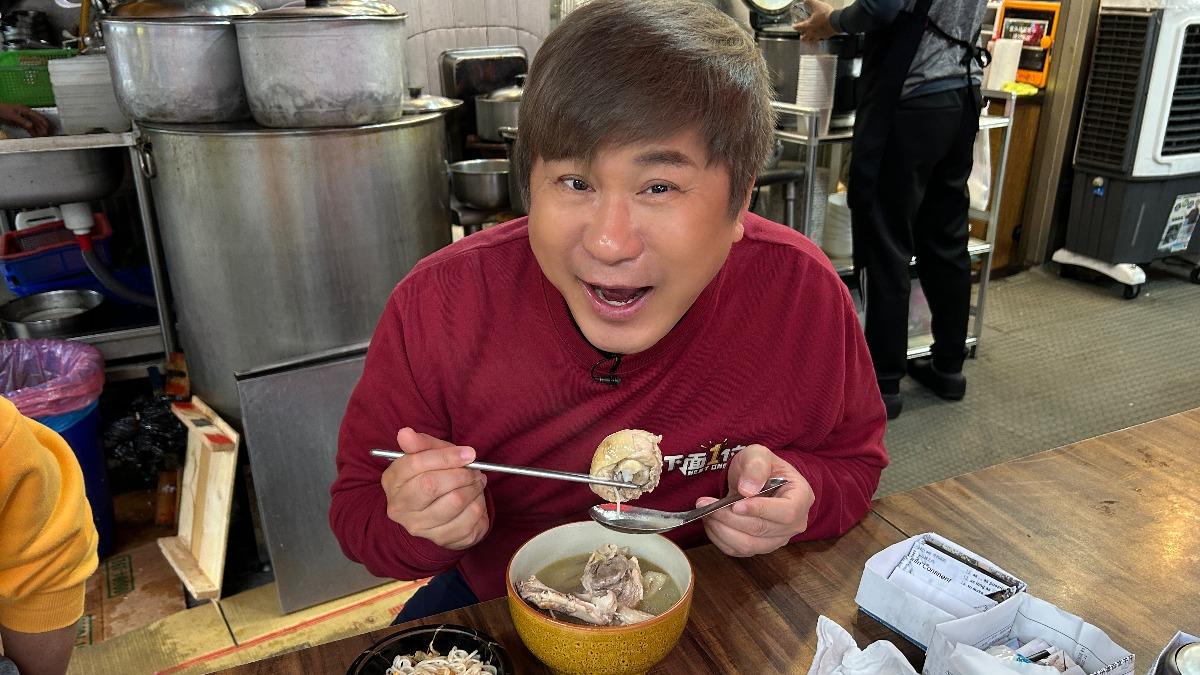 胡瓜吃麻油雞相當滿足。(圖/下面一位提供)