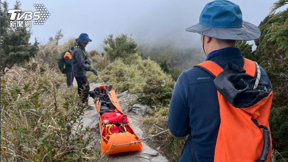 男登關山嶺步道跌倒疑似腳骨折，救護人員利用捲式擔架救援。（圖／TVBS）