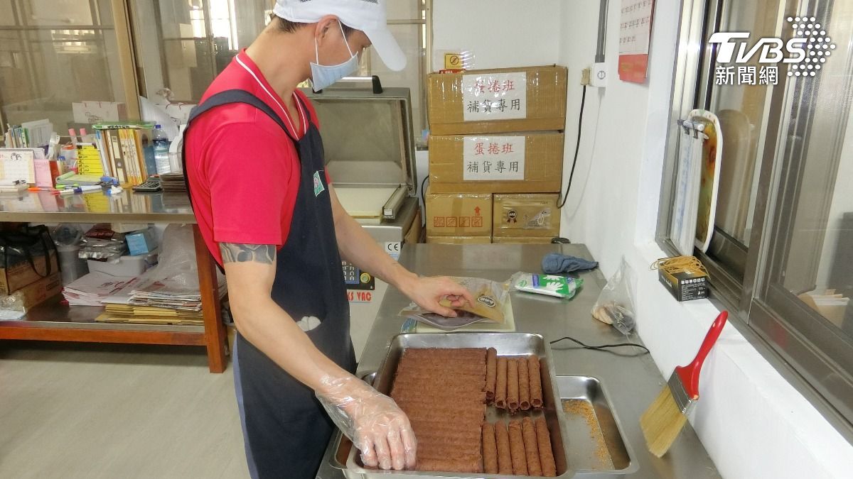 製作手工蛋捲。（圖／TVBS）