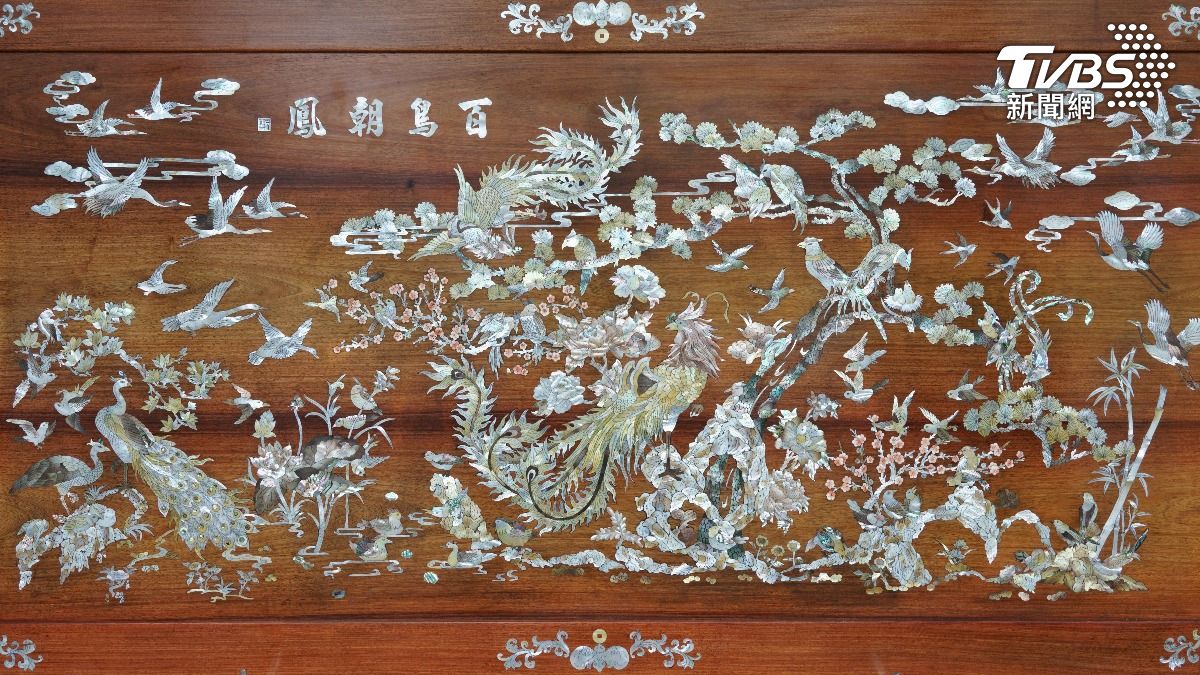 鑲嵌3500片貝殼的《百鳥朝鳳》。（圖／TVBS）