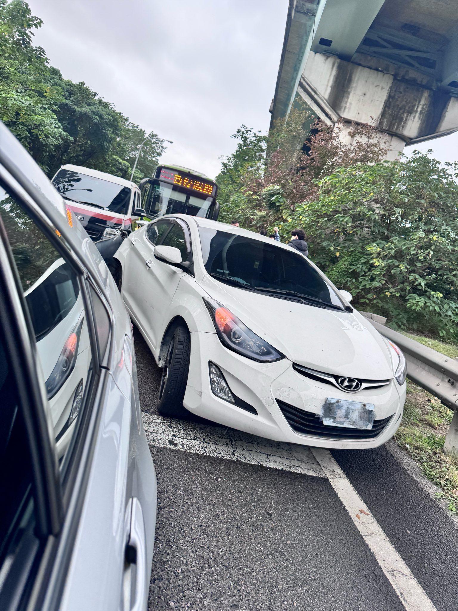 搭乘的車輛被多部車追撞。(圖/翻攝FB雙胞胎 依依佩佩 的 依依)