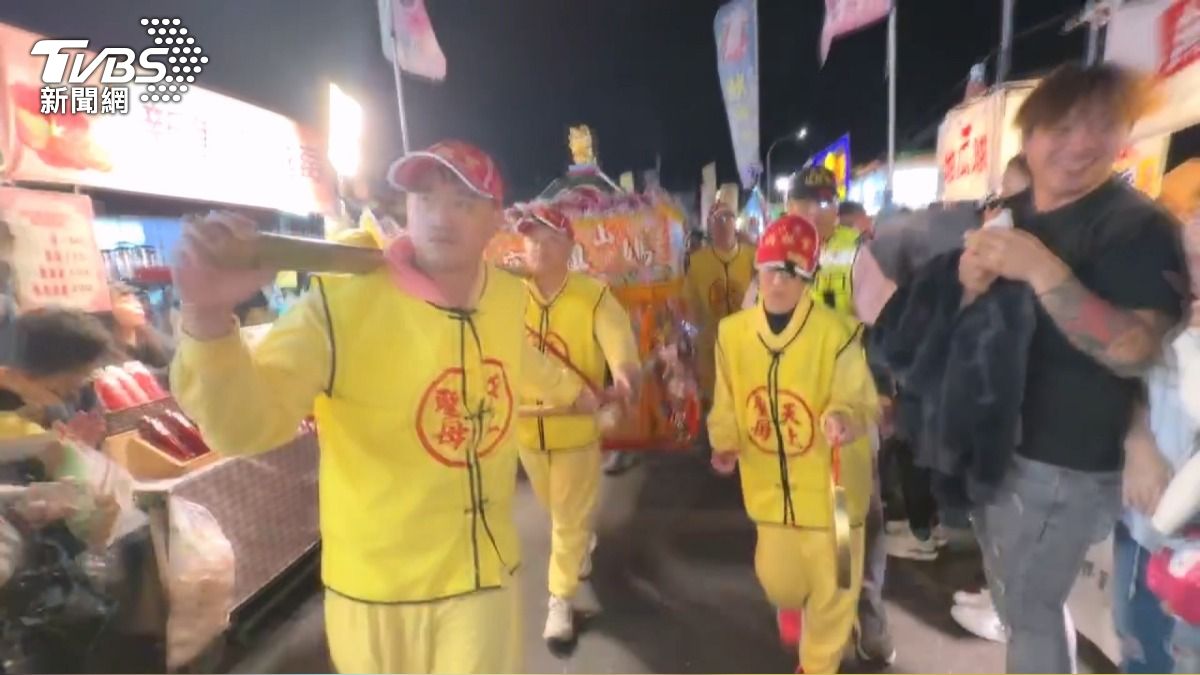 山邊媽祖「逛夜市」信眾嗨翻！百年首見三媽合體　政壇大咖搶接駕。(圖／TVBS)