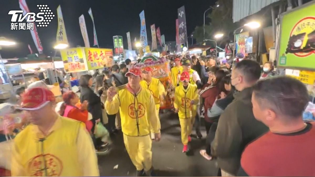 山邊媽祖逛旱溪夜市！信眾擠爆夾道。(圖／TVBS)