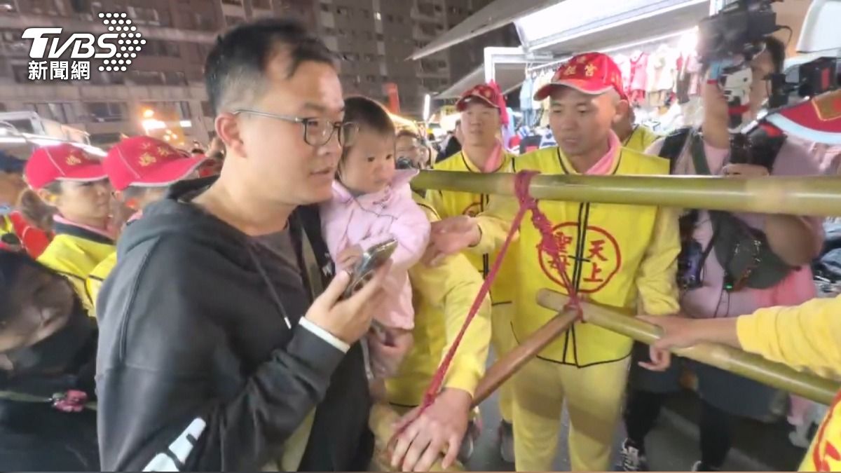 媽祖鑾轎停夜市前！信眾帶小孩求庇佑。(圖／TVBS)