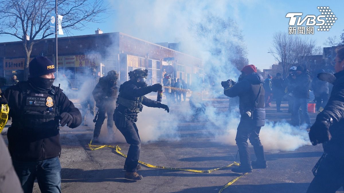 人群不斷聚集,並有民眾以大型垃圾桶架設路障,阻塞現場,警方宣告抗議活動屬於非法集會,並施放催淚瓦斯。(圖/達志影像美聯社)