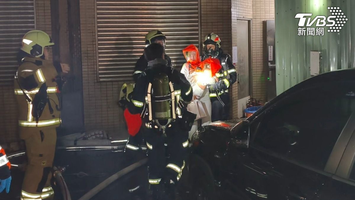 年僅2歲的女童,與其母親在消防隊員以「共生面罩」的協助下逃離火場。(圖/陳冠宇攝)