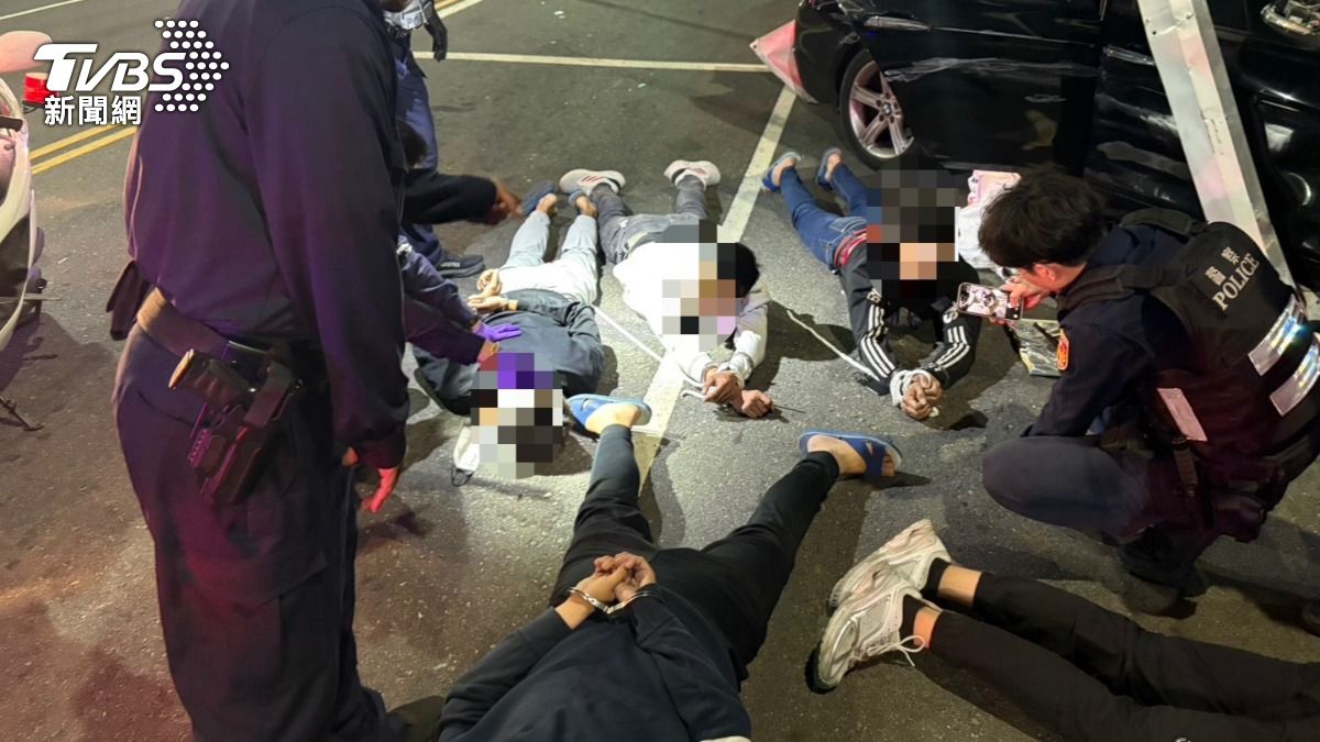 嫌犯因逃竄不及自撞，員警隨即採取強勢作為，將車上嫌疑人當場壓制在地。（圖／TVBS）