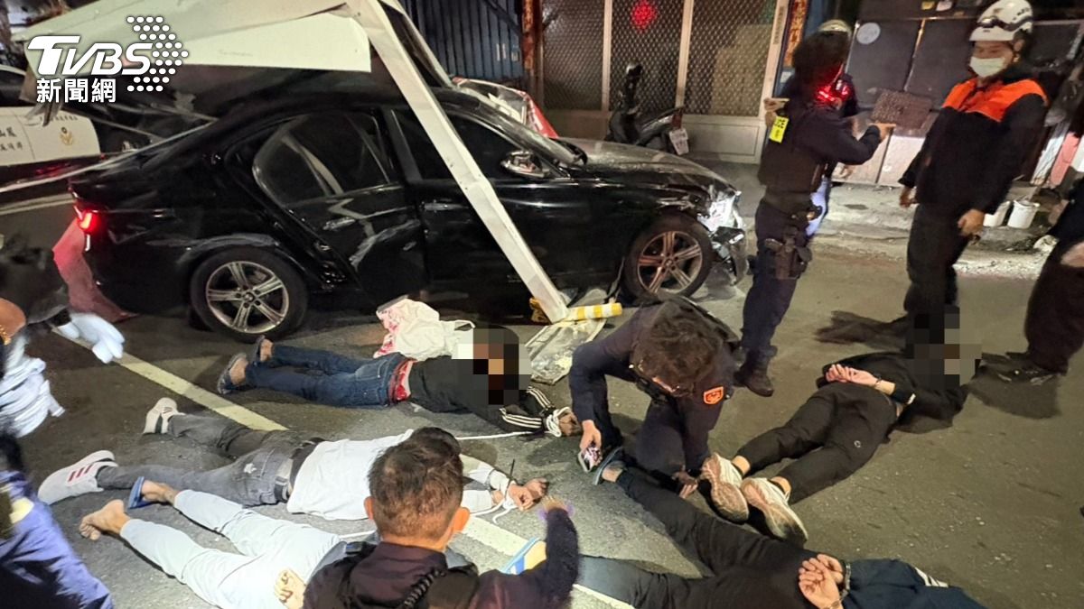撞毀停車場繳費亭設備強行衝出，鳳山分局隨即啟動攔截圍捕機制，動員優勢警力進行追緝，最終於博愛路、瑞興路口將其成功攔截。（圖／TVBS）