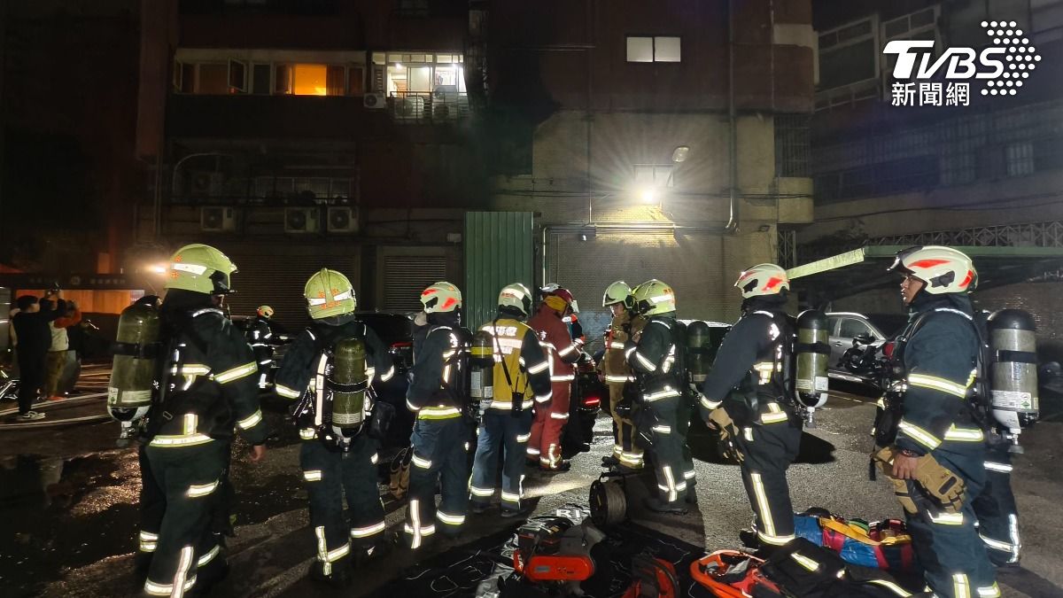消防人員協助疏散該棟建築住戶共53人(20男33女)。(圖/陳冠宇攝)