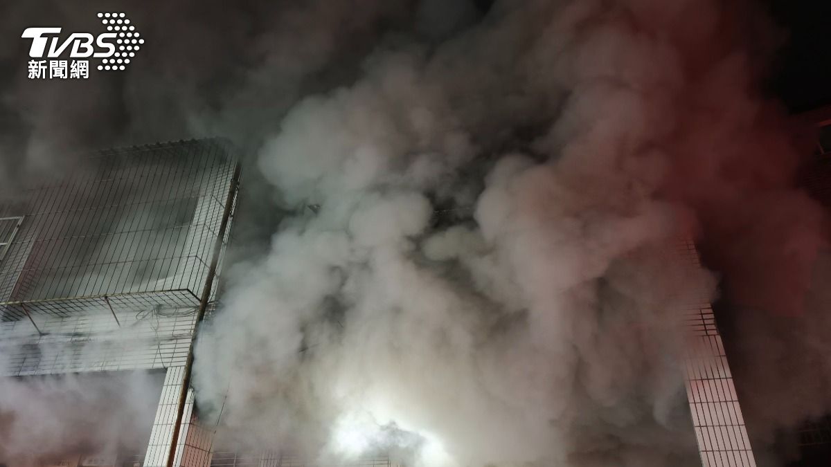 基隆民宅車庫火警!濃煙直竄、爆炸聲不斷 8人急疏散