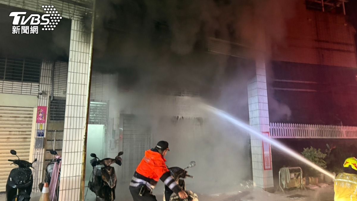 警消獲報，迅速前往現場灌救。（圖／TVBS）