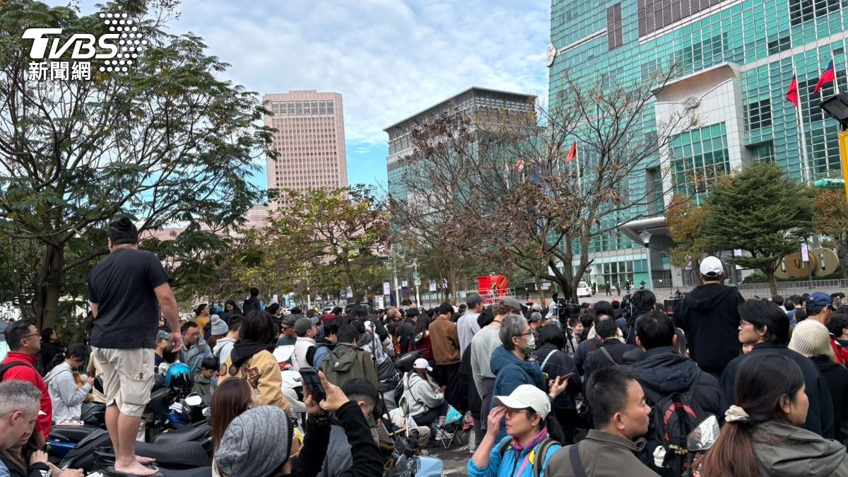 信義區一早就湧入上千民眾，準備一睹霍諾德壯舉。（圖／胡瑞麒攝）