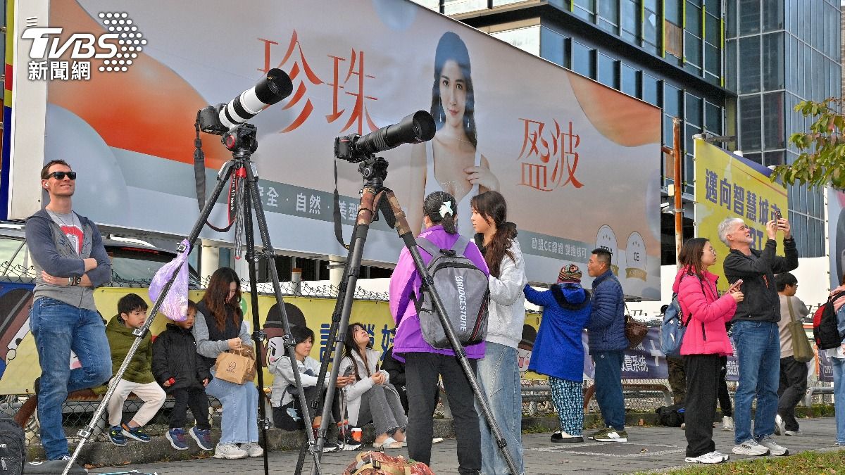 現場有不少外國民眾到場，還有人拿出相機預備。（圖／胡瑞麒攝）
